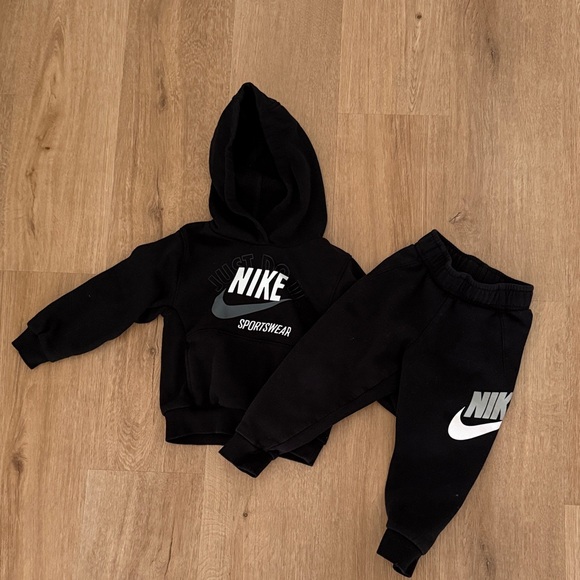Nike Set - Picture 1 of 3